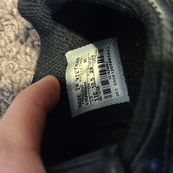 Nike size 11 soccer cleats black & gold - Picture 2 of 4